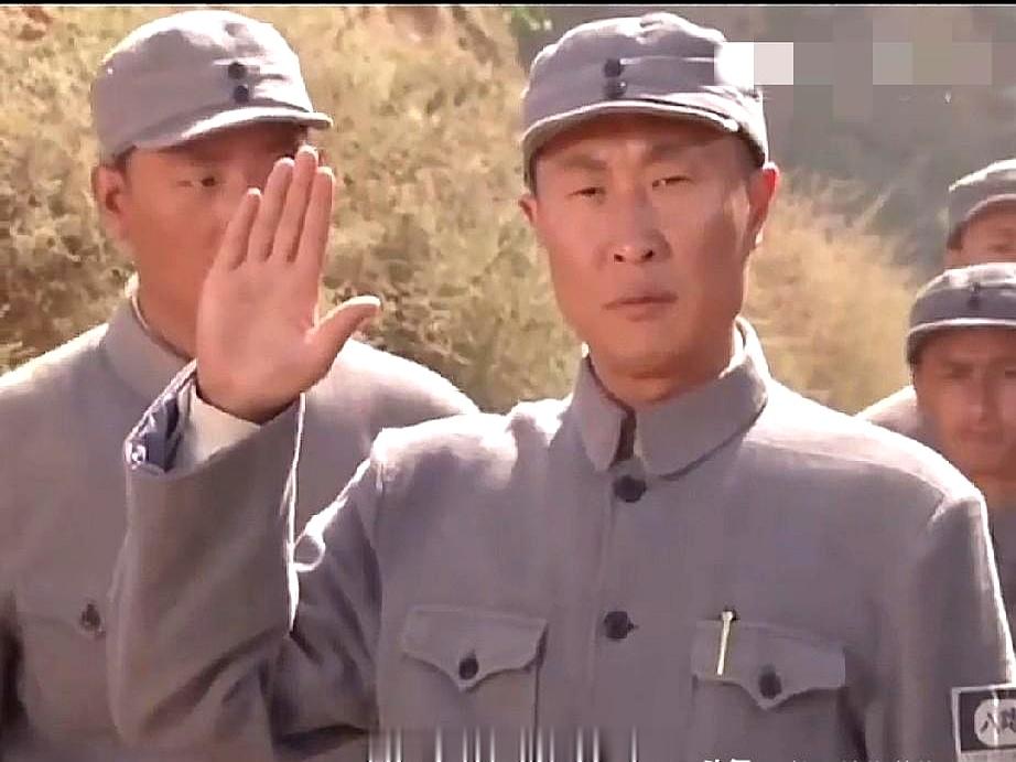 林永健当年接演电视剧《聂荣臻》，消息刚出来就被骂惨了，很多观众直接放话“根本不合适”。
 

眼睛小，长相不沾边，过去演的不是反派汉奸就是小品里的小人物，怎么看都带着一身喜剧味，突然端起架子演开国元帅，刚开播那会儿，观众满屏都在挑刺，觉得他浑身僵硬、气质差得太远。
 

结果谁也没料到，硬是靠着后面