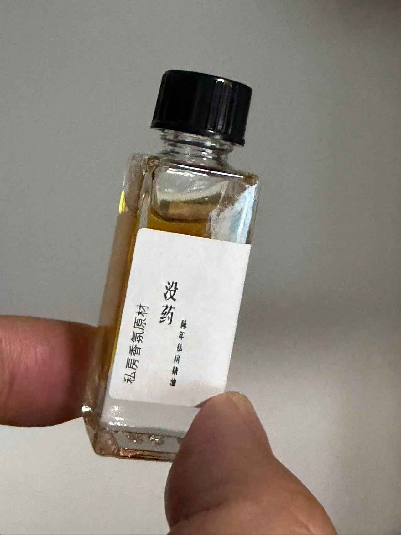 漫行草木间 没药的味道核心是温暖醇厚、带着明显苦味和烟熏感的树脂类独特香气，不属于常规的花香、果香类讨好型气味，辨识度极高；遇见美好 没药在全球多个古老宗教体系中都占据核心神圣地位，它的苦香特质被认为能打通凡俗与神圣的边界，是跨越生死、连接人与神的标志性圣物；人间烟火 祭司在神庙祭坛燃烧没药，浓烈的香气顺着石制风道上升，被视为搭建出凡人能“嗅”到神谕的无形通道，是古埃及人“与神对话的门票”；人间烟火 《出埃及记》明确规定，将500舍客勒没药搭配肉桂、菖蒲等香料调和橄榄油，制成专属圣膏油，专门用于膏立祭司、君王和圣物，完成神圣授权的仪式；风起云散 中世纪欧洲黑死病流行时，没药被认为能驱散污浊瘴气，教会和民间都将其纳入抗疫焚香配方，通过燃烧没药净化空间，抵御“邪灵带来的疾病”；