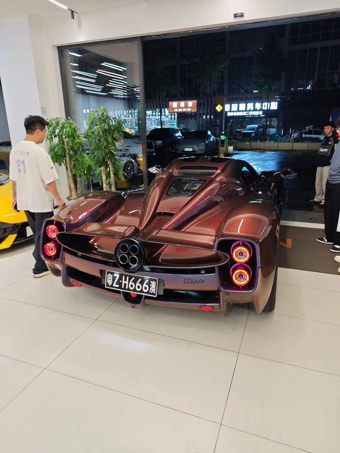 “一漆多色”全球唯一配色变色龙车漆的帕加尼Utopia 帕加尼Utopia 变色龙车漆 全球唯一配色
