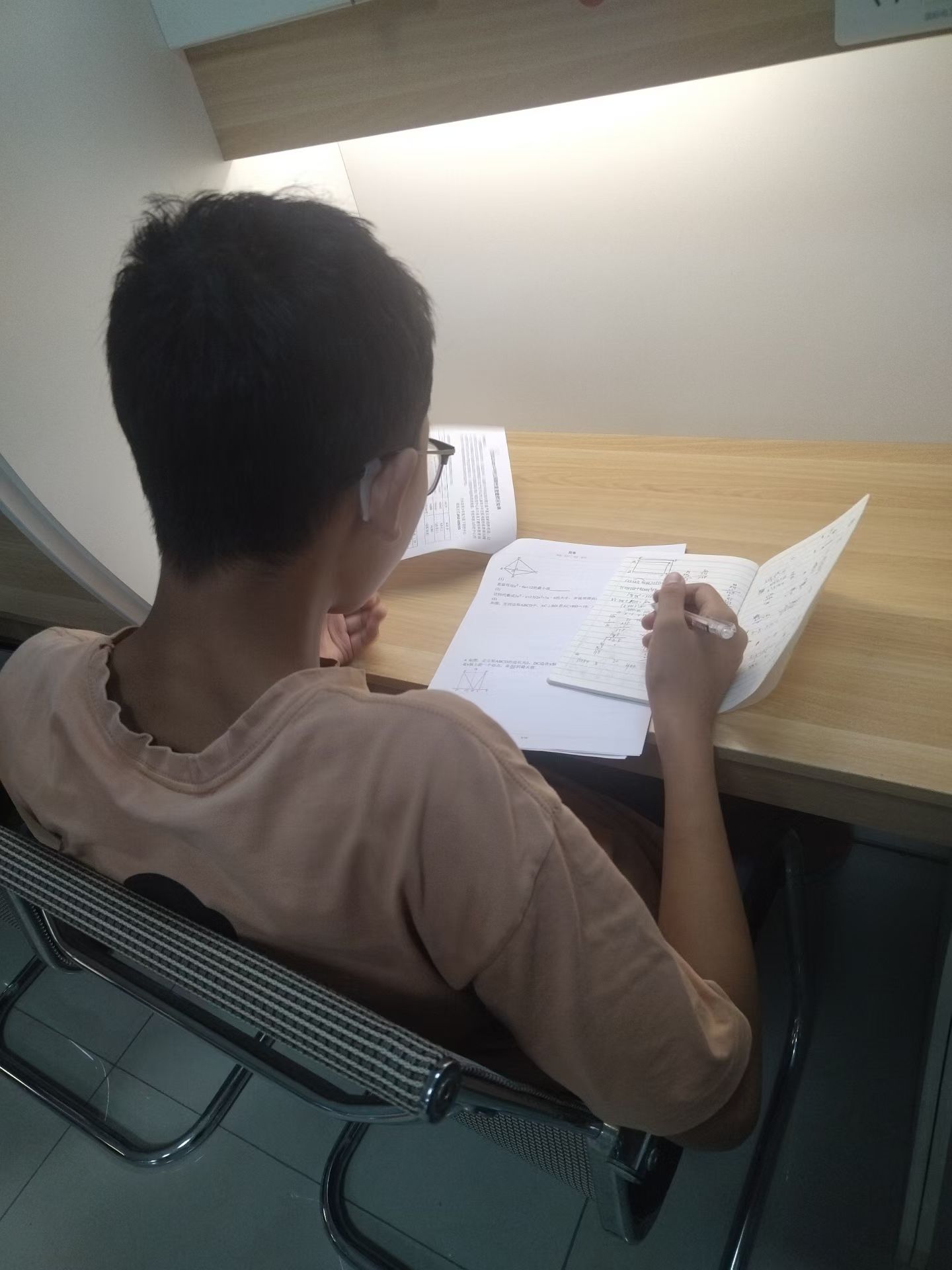 提到吕雉，很多人只记得她狠辣残酷。
但很少有人知道，她原本是个普通的富家女子，是刘邦的原配妻子，也是大汉王朝第一位临朝称制的女人。
 
早年吕公看中刘邦，把年轻的吕雉嫁给一无所有的刘邦。
婚后她辛苦持家，下地劳作，照顾老人孩子。刘邦起义之后，她常年担惊受怕，还曾被项羽抓去当人质，在敌营受尽苦难。