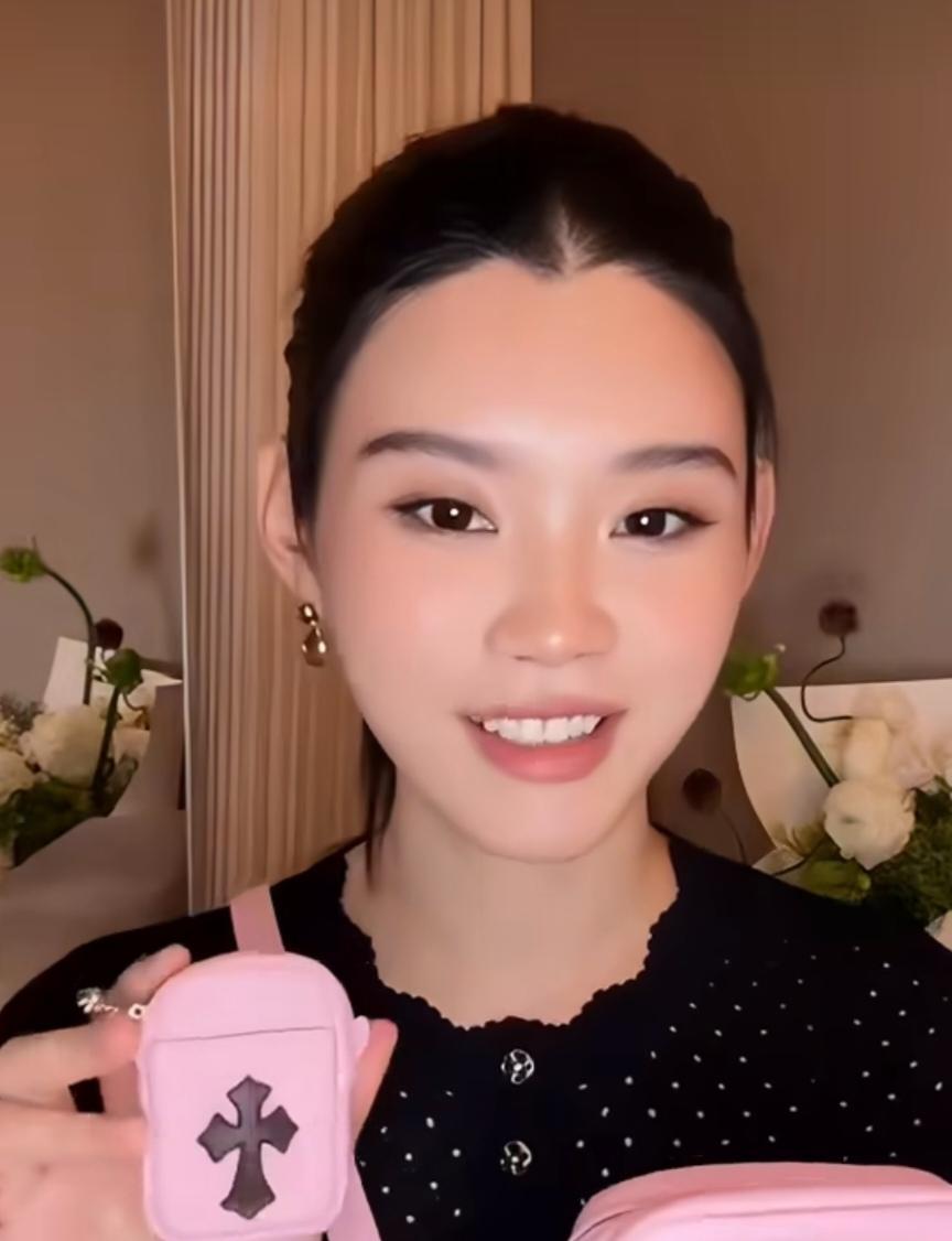 奚梦瑶拿下迷你款爱马仕菜篮子，搭配成人款凑成了母女包，豪门孩子的童年，起点果然不一样，小小年纪就拎上了大牌包，只盯着那两张包摆在一起的照片看——同款同色，一大一小，确实有点浪漫 ​