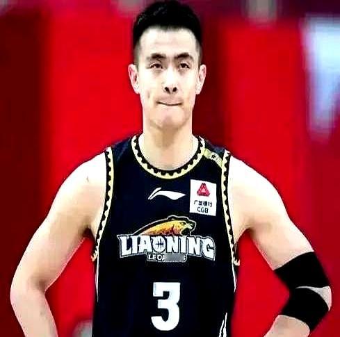 季后赛还没吹哨，杨鸣一句狠话就把气氛掀翻：下一场就是肉搏。    话音...