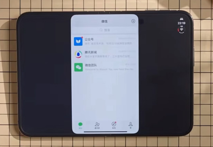 #iPhoneDuo微信不适配#iPhone Duo 迎来首批实测，淘宝、小红书、高德地图等国民软件已完成深度适配，采用左图右文分栏布局，不再粗暴拉伸画面；游戏、视频软件也优化了操控与大屏观影体验，内外屏均可支架使用。但初代机型生态短板凸显：微信尚未适配，展开后只有手机小窗口，留有大片黑边，无法利用大 ​