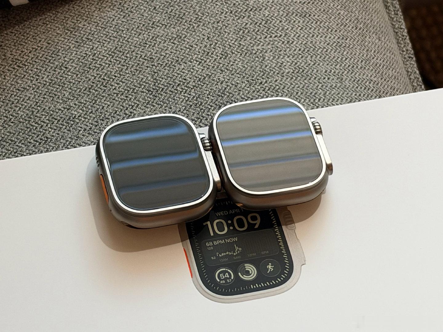 周末去店里取了iPhone 18 Pro和Apple Watch Ultra 4。iPhone的铝合金外壳是真不耐用，17 Pro用了一年已经是伊拉克成色了😭。顺便安利一下的AR手表膜，用了一年多抗反射能力还是很强👍 ​