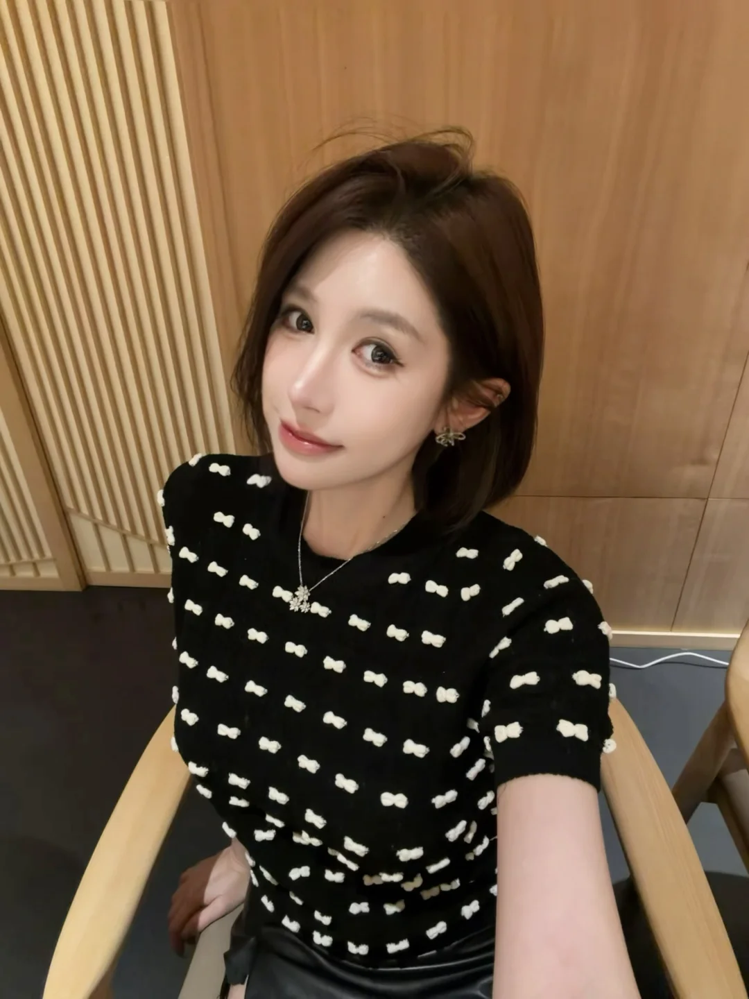 你在左边我紧靠右