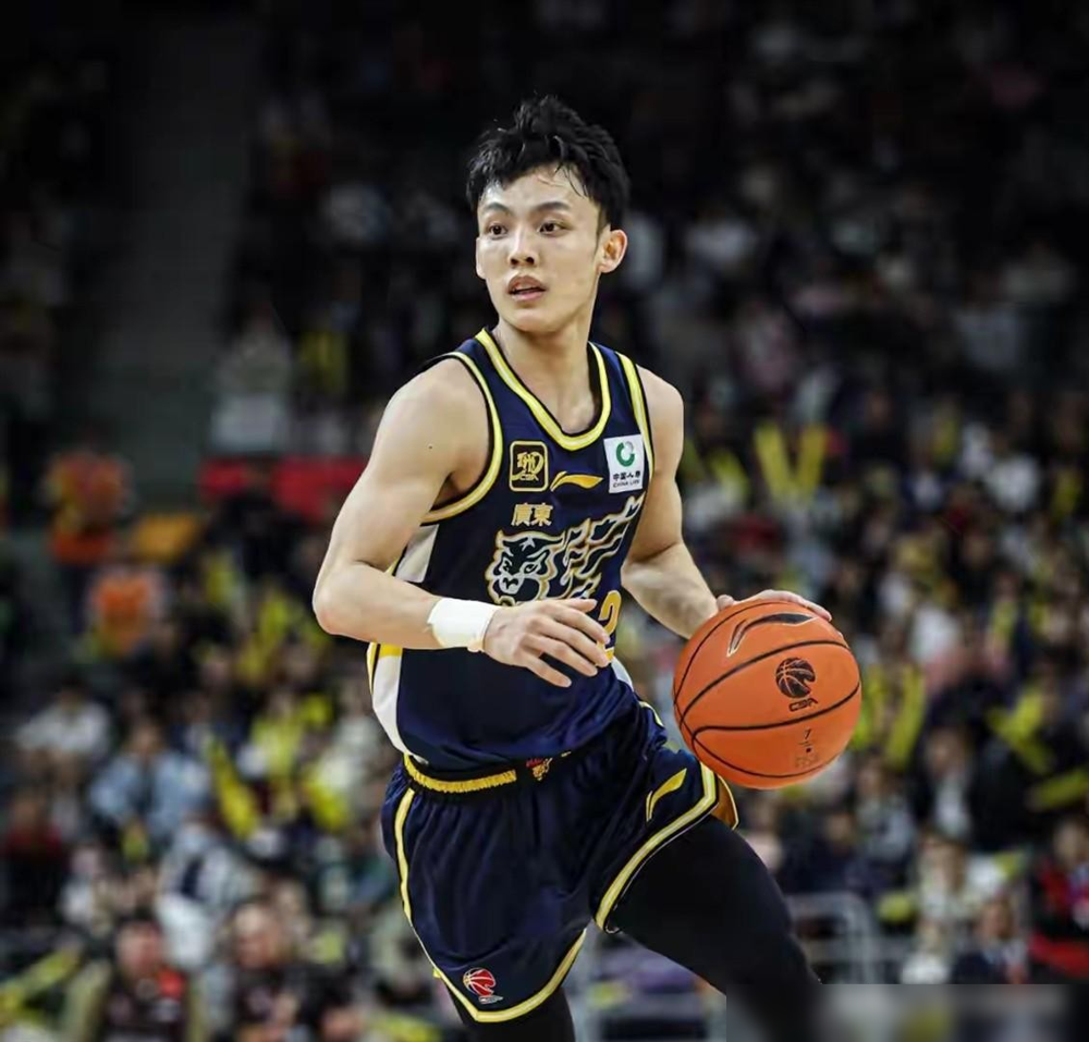 周琦没伤，徐昕不打，男篮亚运名单直接撕开几位大将的遮羞布。你真以为是教练组瞎了眼？
咱把话挑明。8月24日圈内就透了底，周琦身体倍儿棒，眼巴巴盼着披上国家队战袍。但他整个夏天连集训营的门槛都没踏进，篮协硬生生掐断增补念想。没流汗磨合，绝不给特权。再看徐昕，6月热身赛重重摔在硬木地板上，转身去死磕海