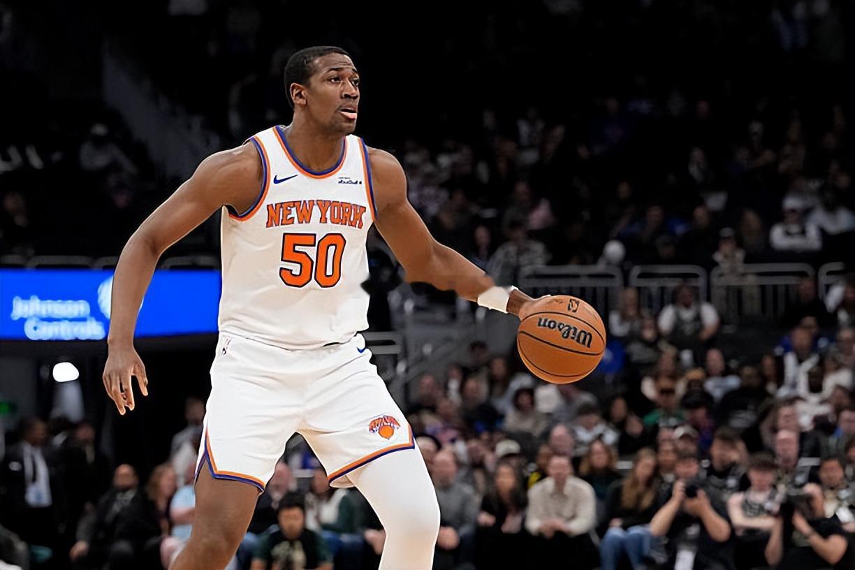 根据NBA内部人士Chris Haynes的消息，联盟消息人士告诉他...