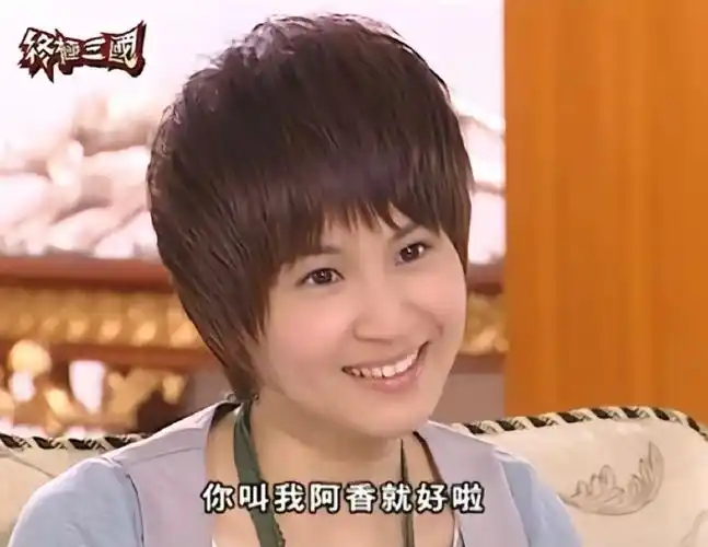  既能演飒爽雷婷，也能演温柔阿香｜曾沛慈一张脸两种气质，太绝了
从《终极三国》古灵精怪的孙尚香，到霸气果决的雷婷，曾沛慈靠着独一份的气质，在无数人的青春记忆里留下深深的印记。可盐可甜，亦飒亦柔，少年感与少女感完美融合，这就是独属于曾沛慈的魅力。
 
时隔多年回头再看，依旧会被这个短发女孩打动。原来有