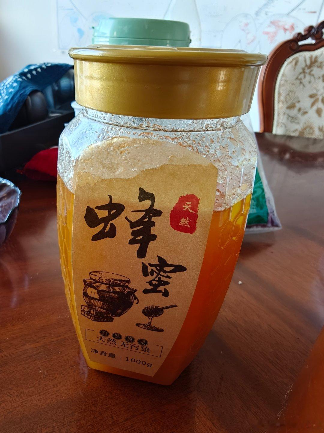 看见小权介绍东北椴树蜜，想起家里还有几瓶好蜂蜜——新疆的和黑龙江的，平时总也想不起来喝。回想这几年，“使用”蜂蜜最频繁的是2022年中秋节前后大连封 城的时候，那半个月每天必须做核 酸，躲不过去，我和老赵就每次都含一大口蜂蜜在嗓子眼，捅完再赶紧用随身带的茶水漱喉咙……一晃儿都过去四年啦 ​