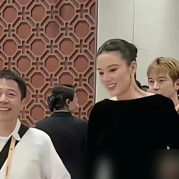 宋佳刚拿完金鹰视后，评论区全在刷“王伟旺妻”。这话听着像夸，其实把人家老公十几年的活儿全抹了。
王伟是谁？《白夜追凶》的导演，圈里公认的硬核实力派。2022年跟宋佳领证，低调到连张合照都没流出来。
拍《山花烂漫时》那会儿，宋佳在云南山里晒得脱皮。王伟去探班，不搞鲜花应援那套，就蹲在监视器后面看回