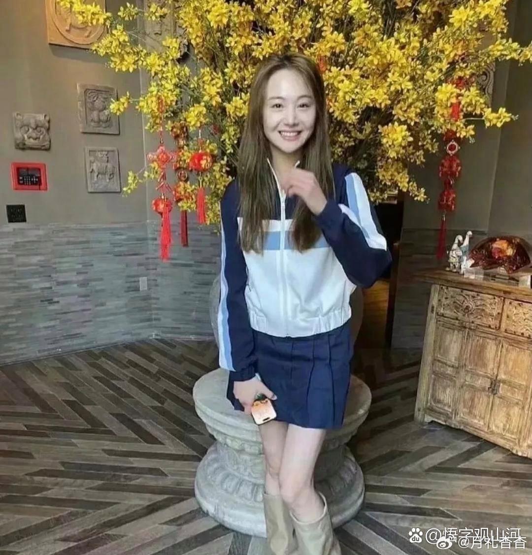 郑爽近照，完全没有明星样，已经彻底沦为路人。 ​