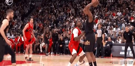 今天这场球，直接看懵。 谢德暴力推哈登，明明犯规却判哈登回场；哈登行进...