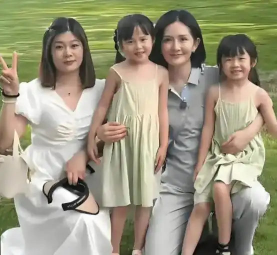 谢娜的三位女儿的照片被曝光了，看到她们的模样，简直就是张杰的缩影。 ​