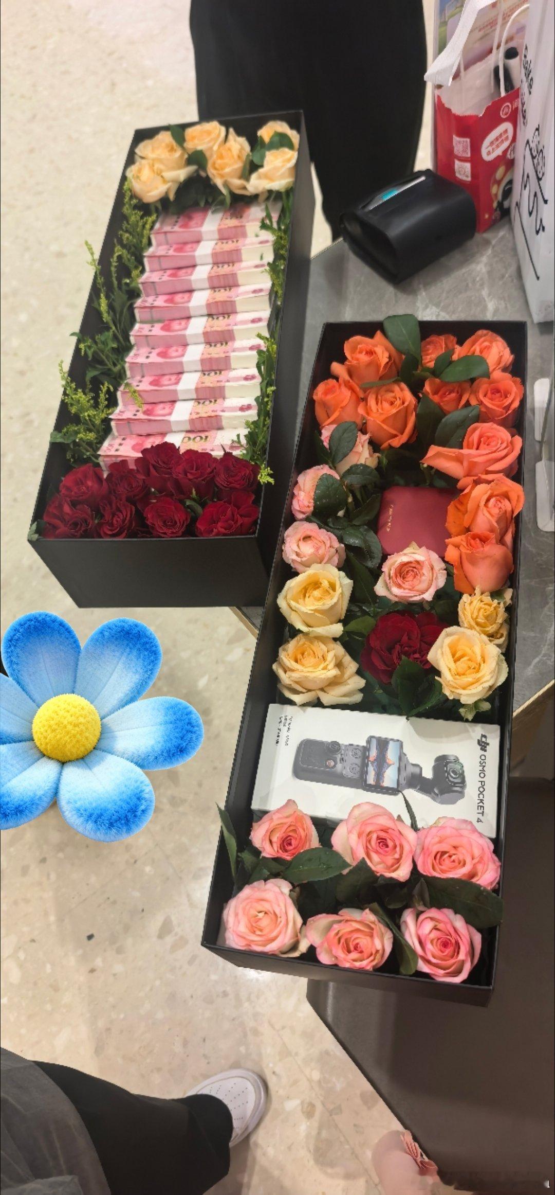 今天吃完饭看到一个男孩子给他女朋友过生日送了整整10万现金，还有一个应该是周大福的戒指💍这类的，还有一个大疆！！羡慕的泪水从嘴角流出[苦涩]而且这哥们特别潇洒，东西一放外面跟海底捞的店员说等一下送进来就行，直接就走了，留下我们一群人在那边哇哇哇的，真的！不要说人家物质，可这个生日礼 ​