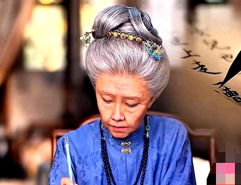《兰香如故》最让人堵心的地方，就是沈老太爷的风骨。

新帝分明给过辞官归隐的活路，前头还有林家这条现成的退路，他硬是一步不退。权力更替要清算，沈家确实冤，可他一个人要全节，凭什么让全家跟着陪葬？

沈嘉兰所有的痛苦，本质上就是被长辈的傲骨生生拖垮的。退让确实不光彩，可坚持到最后，死的又不是他一个。