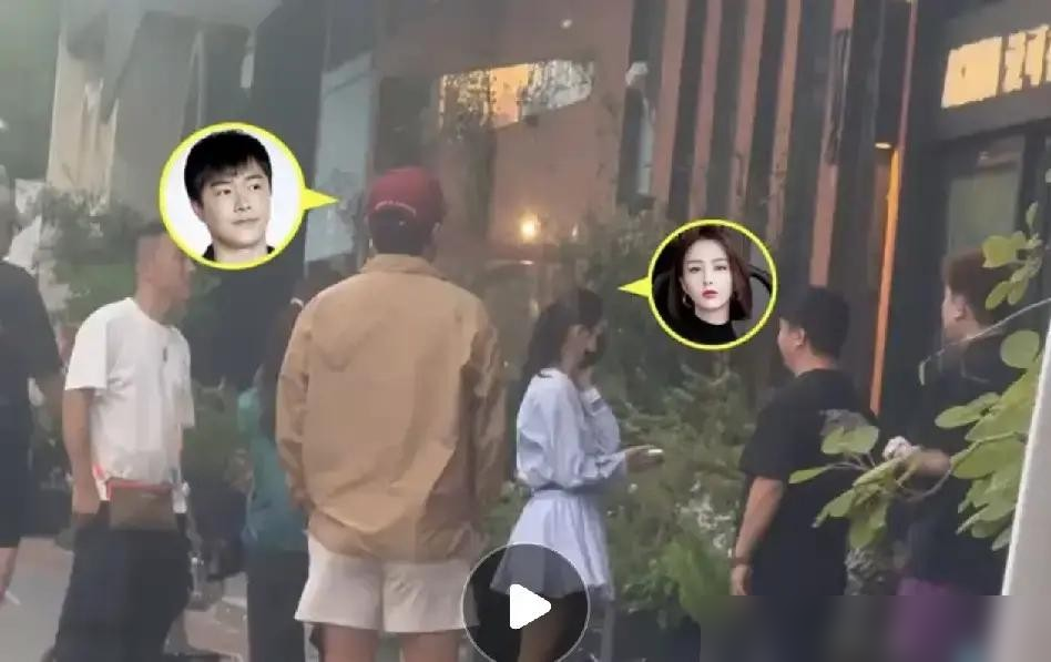 陈思诚把男女关系，拎得比谁都清楚！
跟现任阮巨谈了四年，从泰国到土耳其，见了父母同游多国，感情稳定得没话说。但核心影视资源半毛钱不给，只安排点小配角。
跟前妻佟丽娅离婚五年，没有互撕骂战，反而经常一起带娃聚餐，成了情绪稳定的育儿合伙人。
哪有什么爱恨纠缠，不过是拎得清边界：感情归感情，利益归利