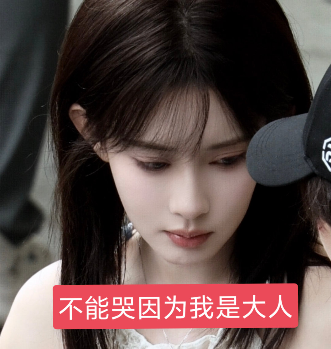 mini念正在读书然后面对一堆记者，妈妈是鲨人犯继父是家暴狂 ​