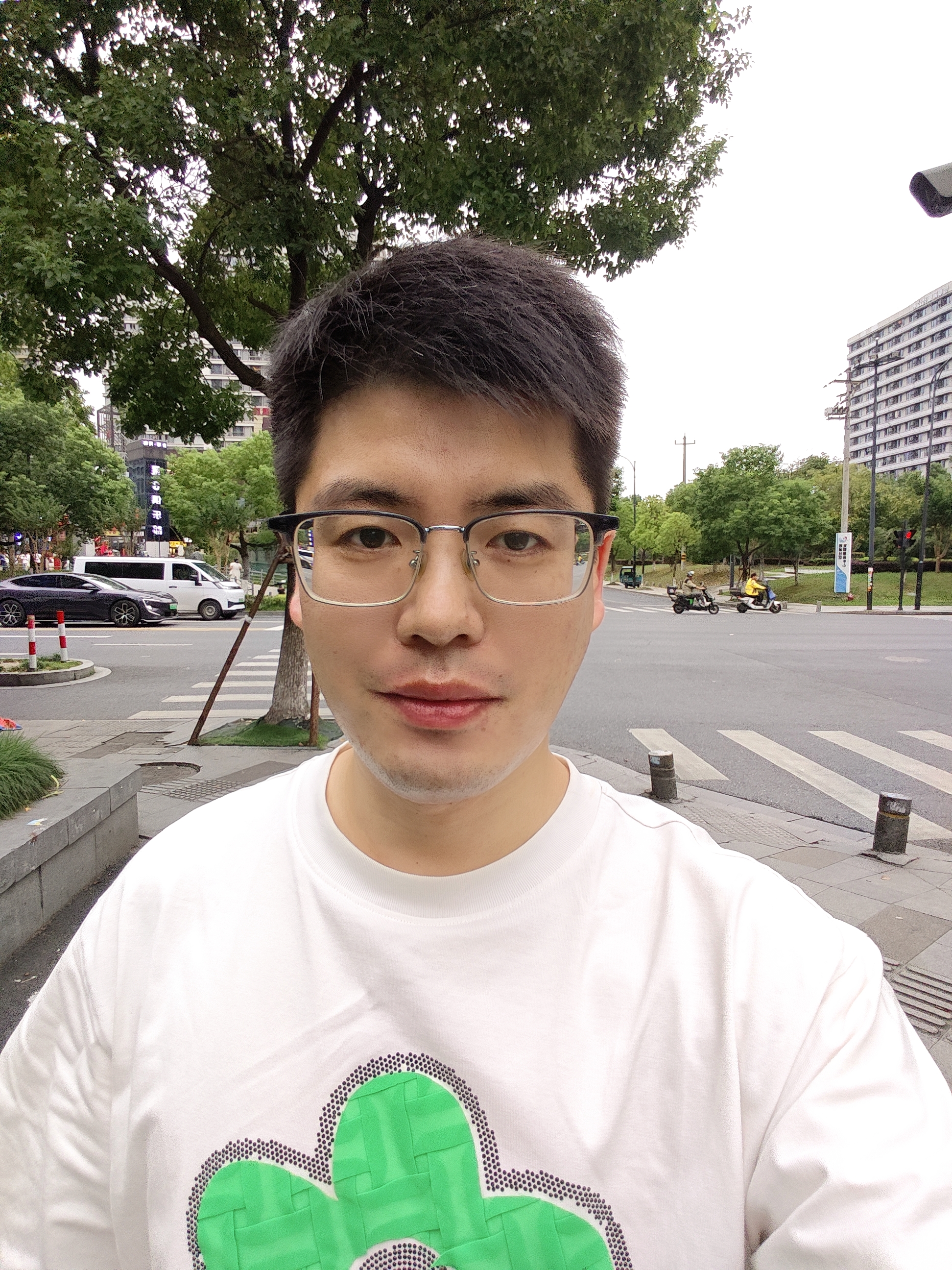 1985年42岁未婚未育，摩羯座
国庆第二天，早上七点多就起来了
但一天都在家躺
