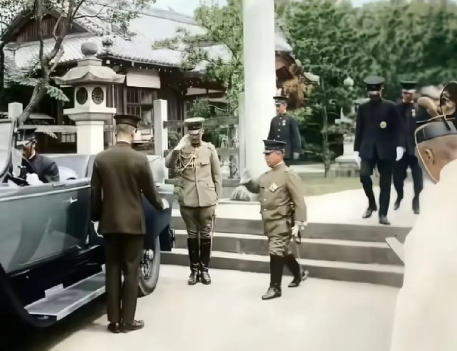1928年，日本久迩宫邦彦王在日据台湾检阅时的一幕，照片中穿着军装正准备上车，身材矮小如幼童的就是他，他是后来裕仁天皇的岳父，时任日本陆军大将，专程赴台检阅部队，看殖民情况。
-
这也是他一生中最后一次检阅了，不久后他到台中出席活动，半路中遭遇朝鲜义士赵明河刺杀，司机背部中刀，日本对外宣称久迩宫邦彦