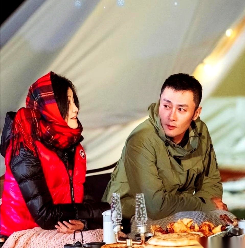 综艺镜头里的郭柯宇和章贺，把离了婚的两个人能有多拧巴，全摊在了桌面上。
章贺能当着所有人，一字不差地把郭柯宇的长相细节背出来，眼皮都不眨一下。
可郭柯宇转头盯着他问：分开之后，你哪怕有一分一秒想过我吗？
章贺嘴唇一碰，两个字扔得干脆利落：“没有。”
女方这边更怪。
郭柯宇在镜头前一遍遍咬定，这段日子