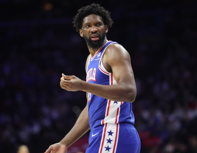 NBA季前赛，76人108-114不敌篮网。赛后，76人记者Keith Pompey在《Locked On 76ers》节目中谈到了恩比德接詹姆斯空接时没能起跳的回合。

Pompey说道：“那一幕真的很糟糕。可能当时勒布朗打得很快，恩比德并没有想到他会以那种方式把球传过来，所以他没有准备好起跳。但无论如何，那一球看起来真的不 ​