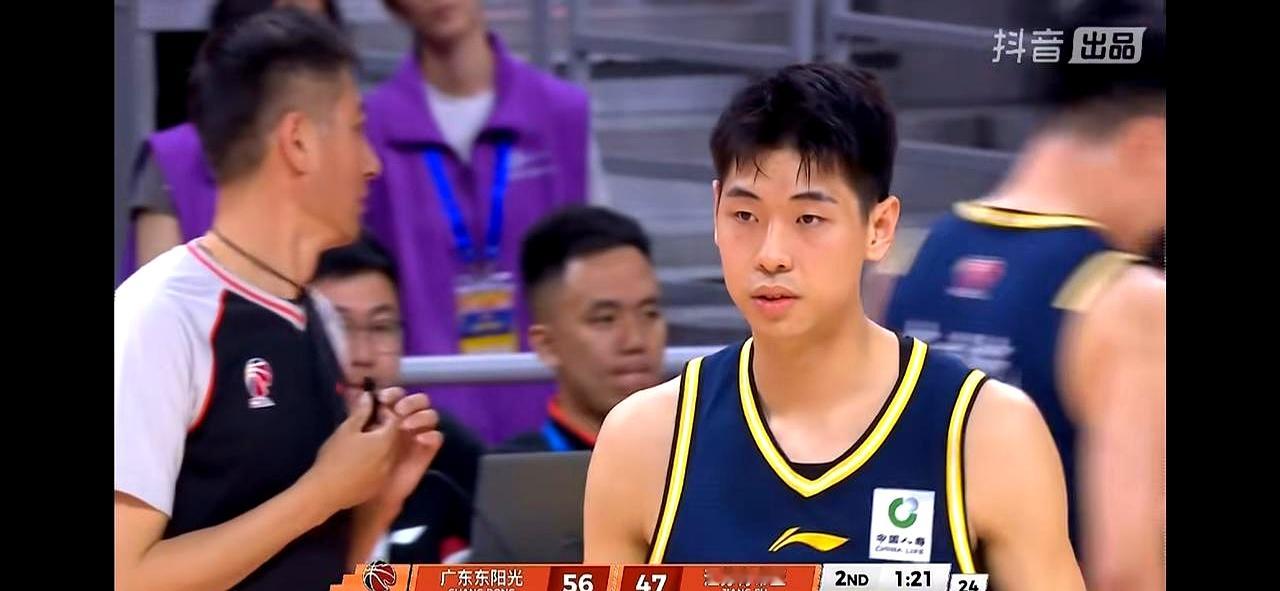 这半场看得够带感——杜锋把陈家政当“纠缠器”派上了，整体防守把庞峥麟钳...