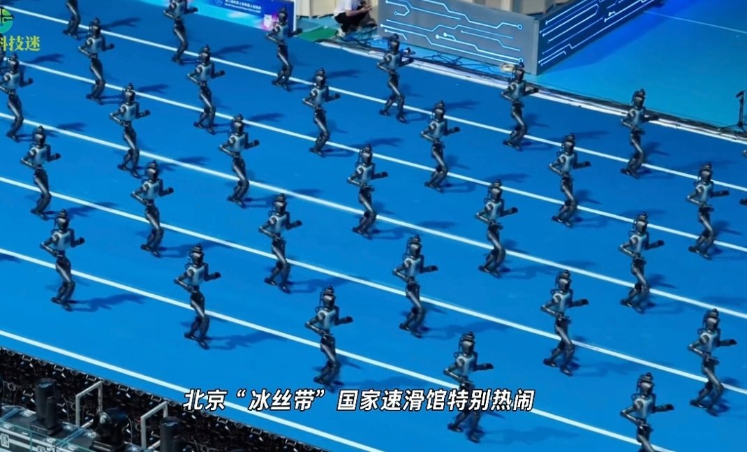 #人形机器人要上班不要表演# 现在行业都在呼吁人形机器人要上班不要表演，智元也在往真实落地使劲，不再只追求舞台上酷炫的特技展示。爆发式的普及还没到来，比起看惊艳演示，更该看它能不能稳定扛住日常真实工作。#人形机器人离爆发还有多远# ​