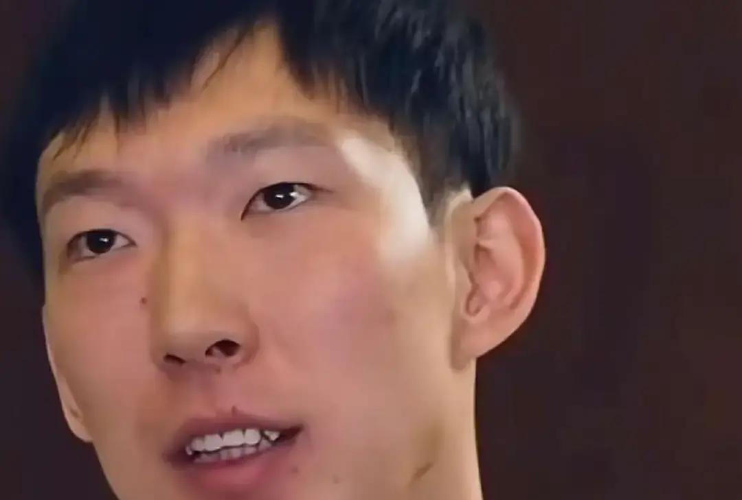 客场打卡塔尔这场球，中国男篮真是一点退路都没有了
周琦这次没能上场，不是摆样子，是真的腰伤还没缓过来，身体顶不住那种高强度对抗。听着有点无奈，可职业球员最怕的就是“想上也上不了”
更让人揪心的是，第一阶段已经丢了几场，积分上本来就不占便宜，这会儿再去客场拼，压力大得很
他话里最打动人的，是那句“我一