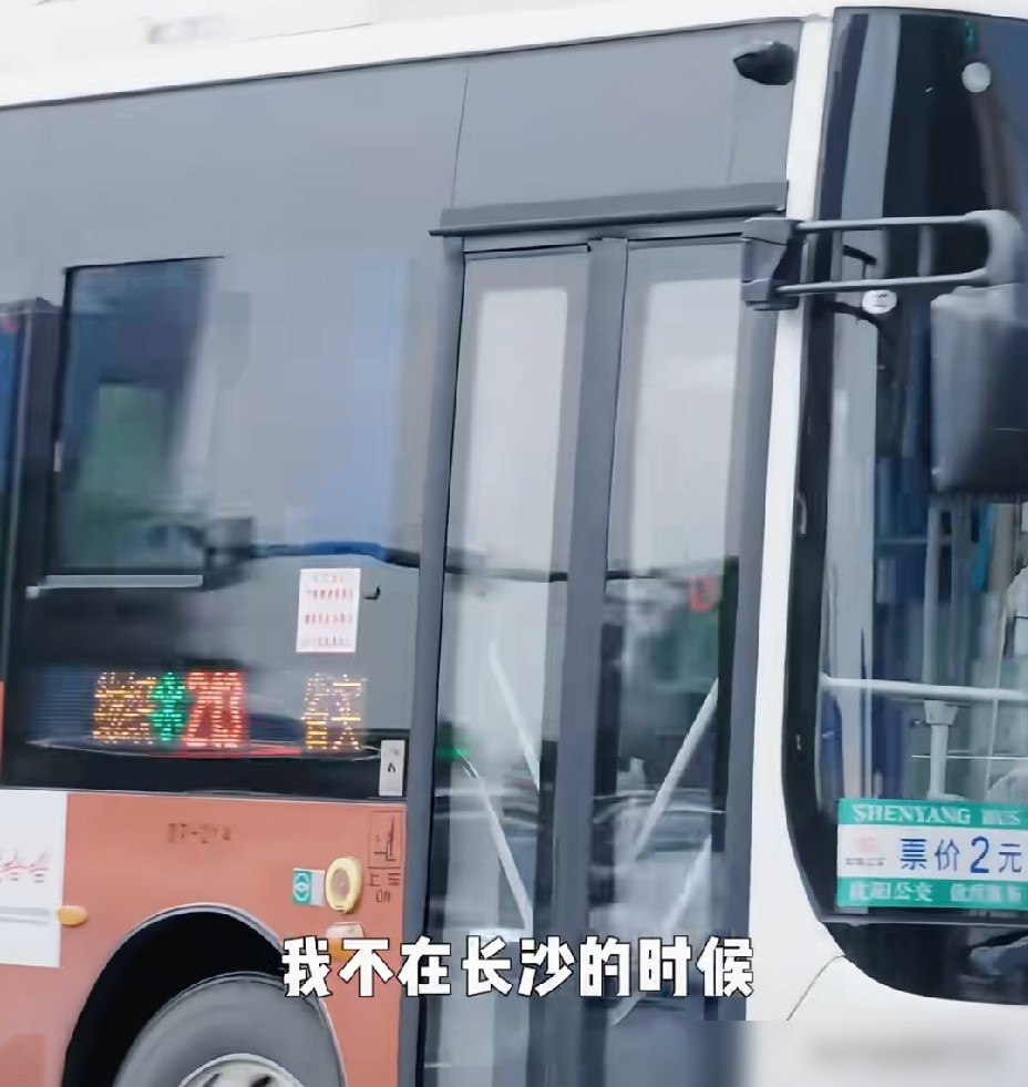你以为何炅是娱乐圈里永远体面圆滑的常青树，其实他现在每晚只能和保姆面对面吃冷清的晚饭。
以前他母亲腿脚利索时，硬要挤公交去帮他扫地擦灰。大学刚毕业，二老直接把一万多块现金塞他手里让他买手机。结果2022年老两口相继病逝。12月31日早上他刚送走老父亲，晚上就化好全妆站在跨年晚会的聚光灯下，红着眼眶