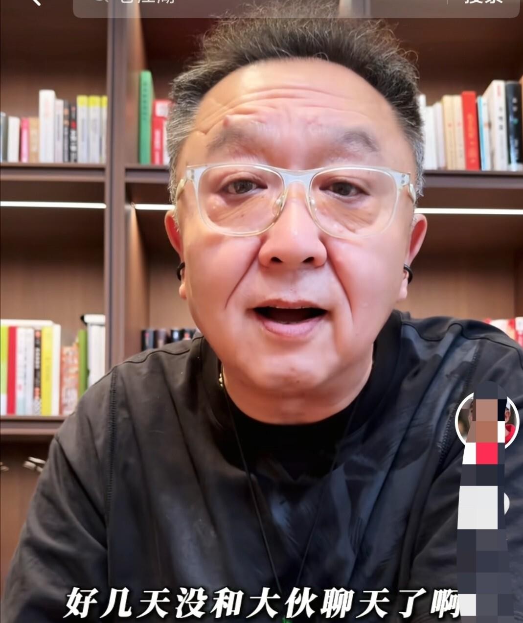 老搭档郭德纲因演出违规被立案调查、多场演出延期甚至取消，于谦这边却稳得很，新电影《老江湖》定档中秋，宣传照里戴着眼镜，跟梁家辉搭档，一口一个“到时候闲着就去影院瞄一眼”。
说起来，于谦早就不是那个只站在桌子里面捧哏的人了。马场玩着，收藏搞着，电影拍着，人脉广性格好，谁都愿意跟他处。郭德纲像把刀，锋芒