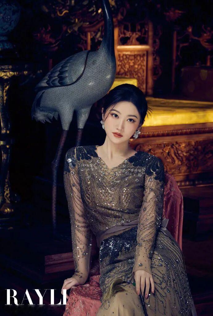 小文章并没有让景甜一去不复返，她依然在圈子里是有工作的人。《瑞丽》这一次是眼光真“毒”。普通人穿不好的衣服，到了景甜身上，就是很有气质的衣服，古色古香，五味俱全。
看景甜的眼神，比以往坚定了不少。经过两次失败的恋爱，她估计也害怕恋爱和婚姻了吧！