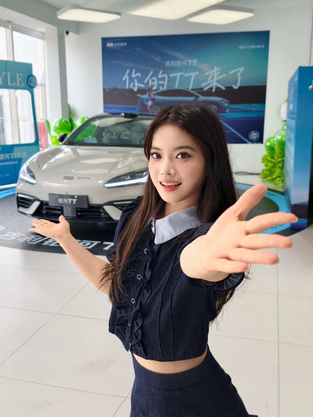 小助理好看还是车好看？ ​