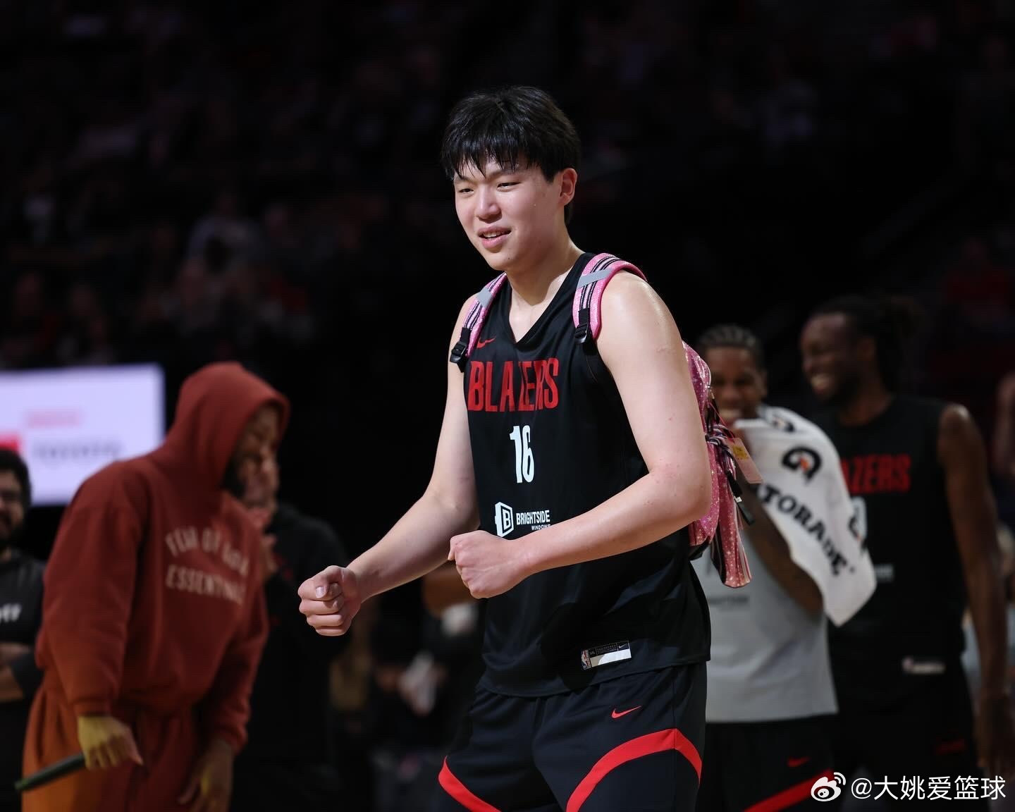 杨瀚森回来了，中国男篮反而面临一个最棘手的问题，郭士强还会让他打替补吗？他到底应该适应郭士强的体系，还是郭士强应该为了杨瀚森改变体系？这个问题，可能直接决定中国男篮接下来世预赛能不能打出真正的战斗力。郭士强赛后已经明确表示，距离比赛只剩十天，接下来最重要的事情，就是让杨瀚森和球队 ​