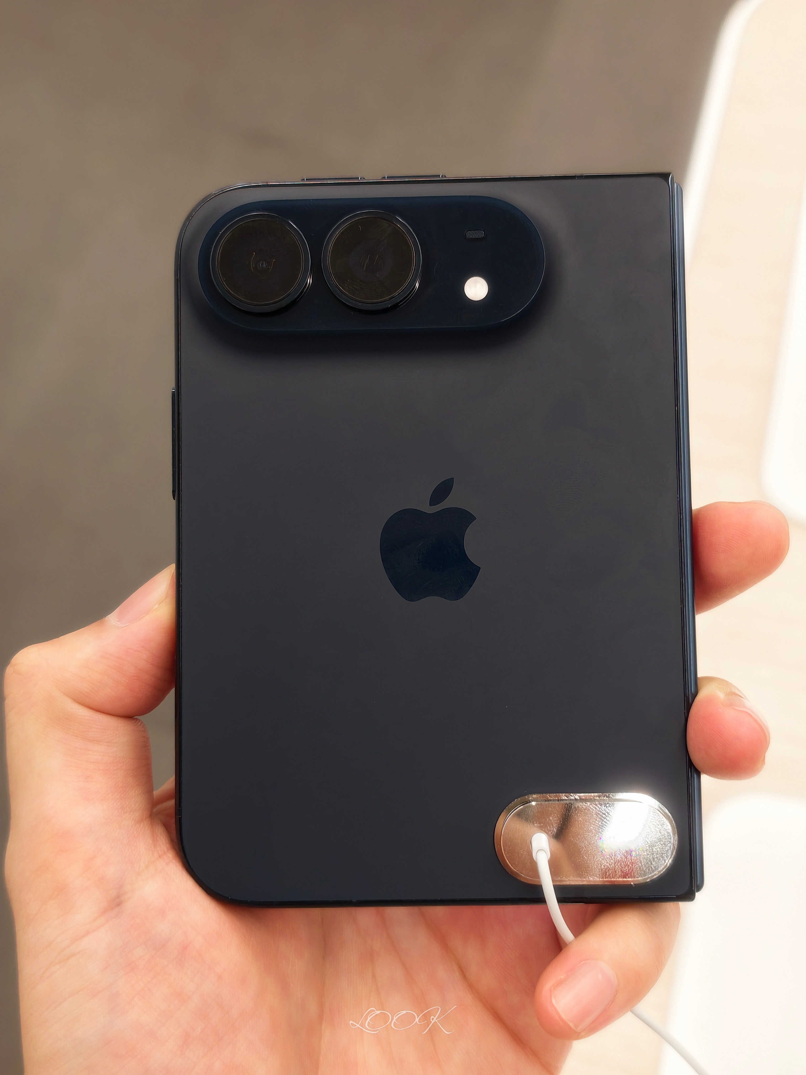 #苹果折叠机让黄牛亏到没裤子#iPhone Duo这波真把黄牛整懵了，预售还在加价抢，开卖没几天部分渠道就跌破15999元，有人一批货亏近10万

但比跌价更吓人的是品控，有用户反馈开合不到20次屏幕就开裂漏液，铰链还出现异响，一万多的折叠屏，连最基本的开合都让人提心吊胆，这体验属实有点离谱

微信大屏 ​