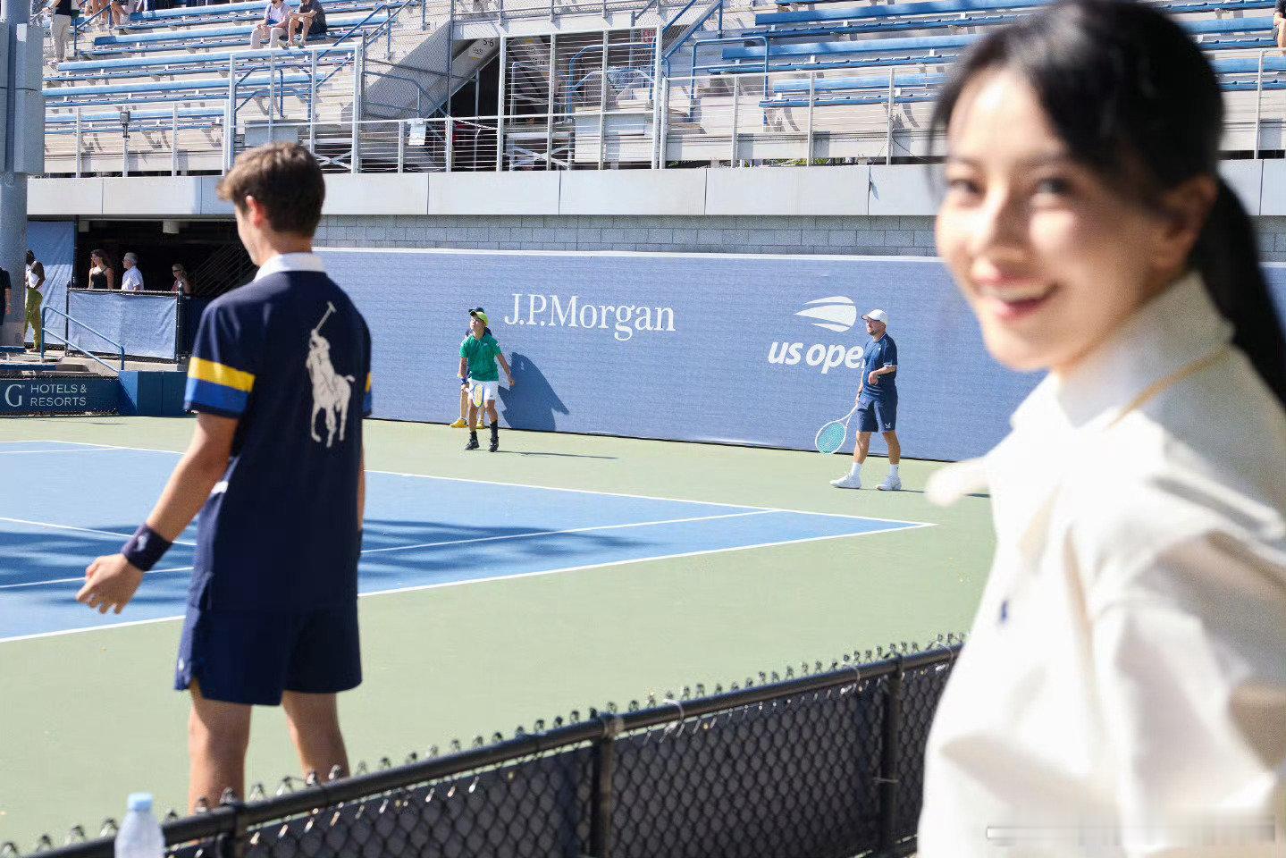 #高圆圆时装周后打卡美网##美网联赛偶遇高圆圆#
纽约双城体验被高圆圆拿捏了！忙完时装周工作，抽身来到美网看台，在赛场热烈氛围里放松自己，从容自在的模样看着就很治愈。 ​