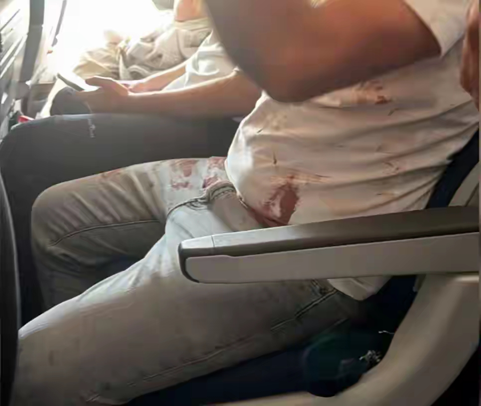 迪拜航空航班空中突发惊魂事件！飞行员持刀冲突，航班急降4570米，以战机紧急升空
 
当地时间9月30日上午，一架阿联酋飞往以色列的迪拜航空民航航班，在空中爆发重大安全险情，事件一度触发以色列战机紧急升空，以色列总理内塔尼亚胡紧急召开安全会议。
 
这架航班原计划从迪拜起飞，飞往特拉维夫本古里安机场