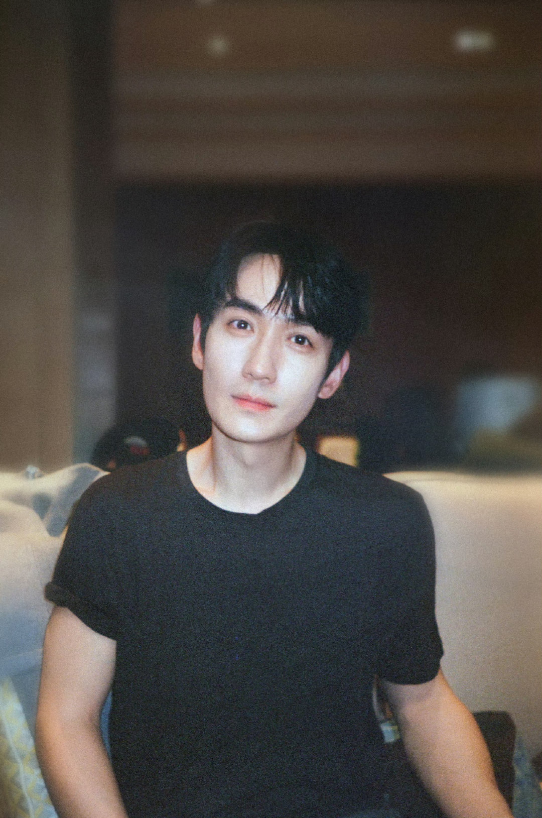 去年平安夜，万梓强时期的朱一龙

因为万梓强鼻子做了特效妆，被某些人恶意造谣鼻子受伤，然后工作室发了这两张图[奶牛猫]#电影空枪朱一龙# ​