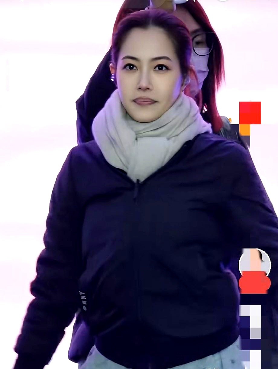 真想不通，为什么有些女星到了中年，反而比年轻时更惊艳了。

左小青、刘涛、陈嘉桦，这几位都是典型的例子。年轻时也许是青涩，到了中年以后，那种沉淀下来的气场反而让她们更好看。

最让人意外的是徐怀钰。以前的印象里她就是个活泼的女歌手，但看她如今的状态，居然真正诠释了什么叫“眉目如画”。那种专属于中年美