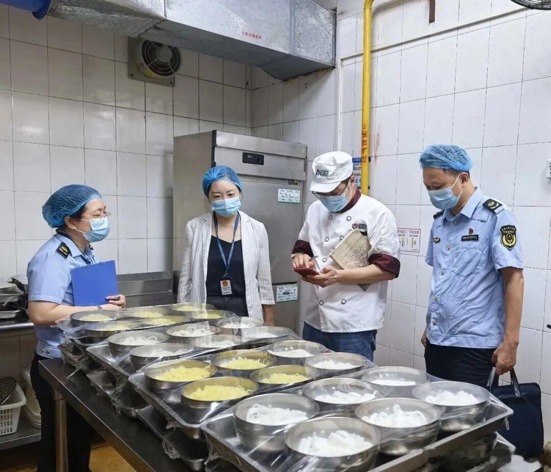 【同学们，高考加油！直击广州市场监管人“花式”护考→】亲爱的同学们，今...