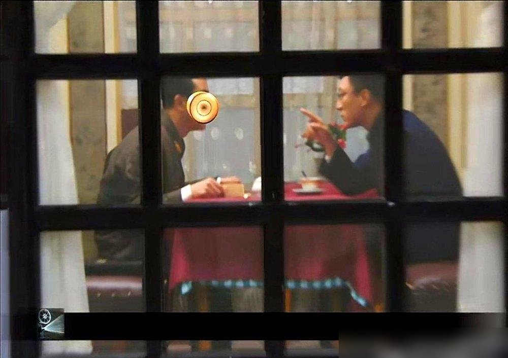 《潜伏》里陆桥山被毙，余则成自己给自己一枪，把命案往李涯头上扣，证据链齐得连吴站长都信了。戏里这招叫阴谋，戏外孙红雷也挨了一刀。有人传他全家跑澳洲，资产转走上亿，连“转账记录”都贴出来了，说得有鼻子有眼。
结果呢，孙红雷直接公开露面，告，造谣的登报道歉加赔钱。那些当初拿着“证据”分析得头头是道的人