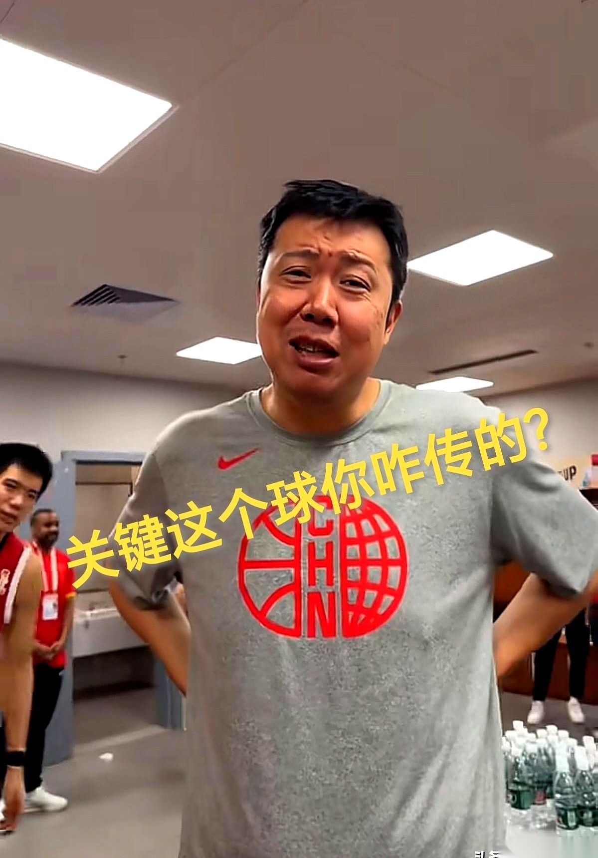 赵继伟连线杨瀚森绝杀对手的视频，今天在各个群里传疯了。
赛后更衣室里，见惯了大场面的王治郅，专门走到赵继伟跟前，非要弄明白一件事：“关键这球你到底咋传出来的？我当时在边上看着，这球准得丢！”
能让名宿主动跑来求证的传球，转头到了评论区，却被挑刺挑成了筛子。
把镜头拉回绝杀前的那一瞬。
防守人的长胳膊