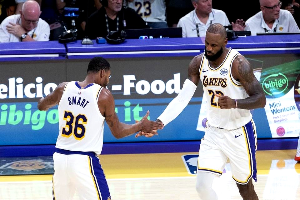 都说詹姆斯老了，常规赛也放权了，结果季后赛助攻榜第一还是他。    4...