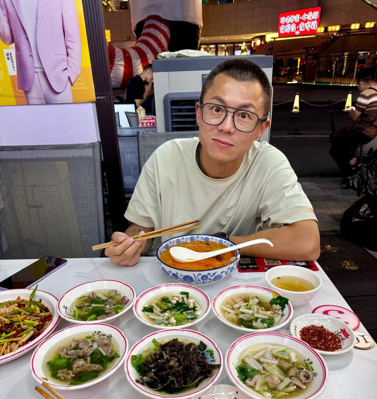 陈震夫妻&;各过各&;引热议！瘦到要喂饭还戒碳水，这婚姻是真爱？ 陈震...