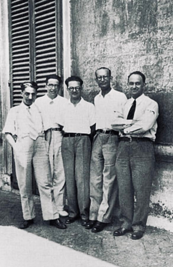 科学史 恩里科·费米（Enrico Fermi）出生于125年前（即1901年）。在17岁时，他自学了爱因斯坦刚刚提出的广义相对论。他不仅在理论方面很有天赋，在实验方面也同样出色，因此在25岁时就被任命为罗马大学（La Sapienza）的理论物理教授。随后，他被要求领导位于罗马 Via Panisperna 的物理研究所，并组建了一支年轻的科学家团队。这群人被称为 “Via Panisperna 的小伙子们”（ragazzi di via Panisperna），包括阿马尔迪（Edoardo Amaldi）、庞特科尔沃（Bruno Pontecorvo）、塞格雷（Emilio Segré）、马约拉纳（Ettore Majorana）等。下图合照，右一就是费米他们在1930年代对物理学，尤其是核物理，产生了巨大影响。