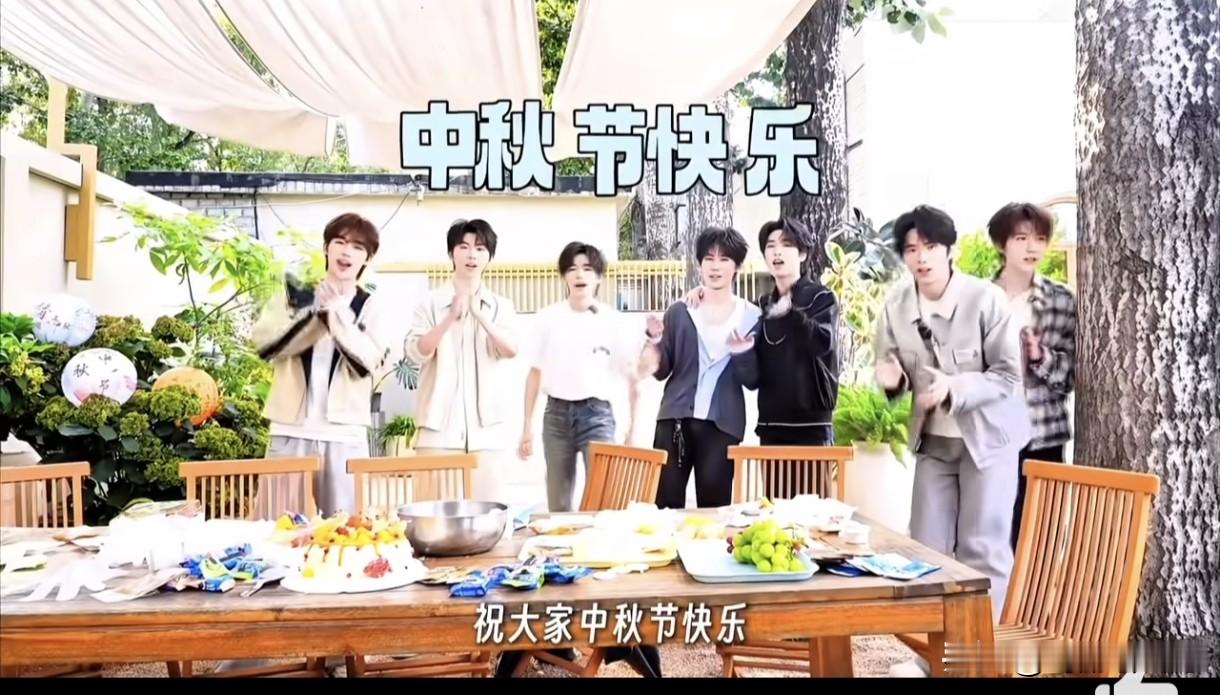 1. 时代少年团高会更新！七位少年送来中秋祝福，月圆共安康
​
2. 中秋福利！时团高会上新，马嘉祺丁程鑫宋亚轩刘耀文张真源严浩翔贺峻霖祝大家中秋快乐！