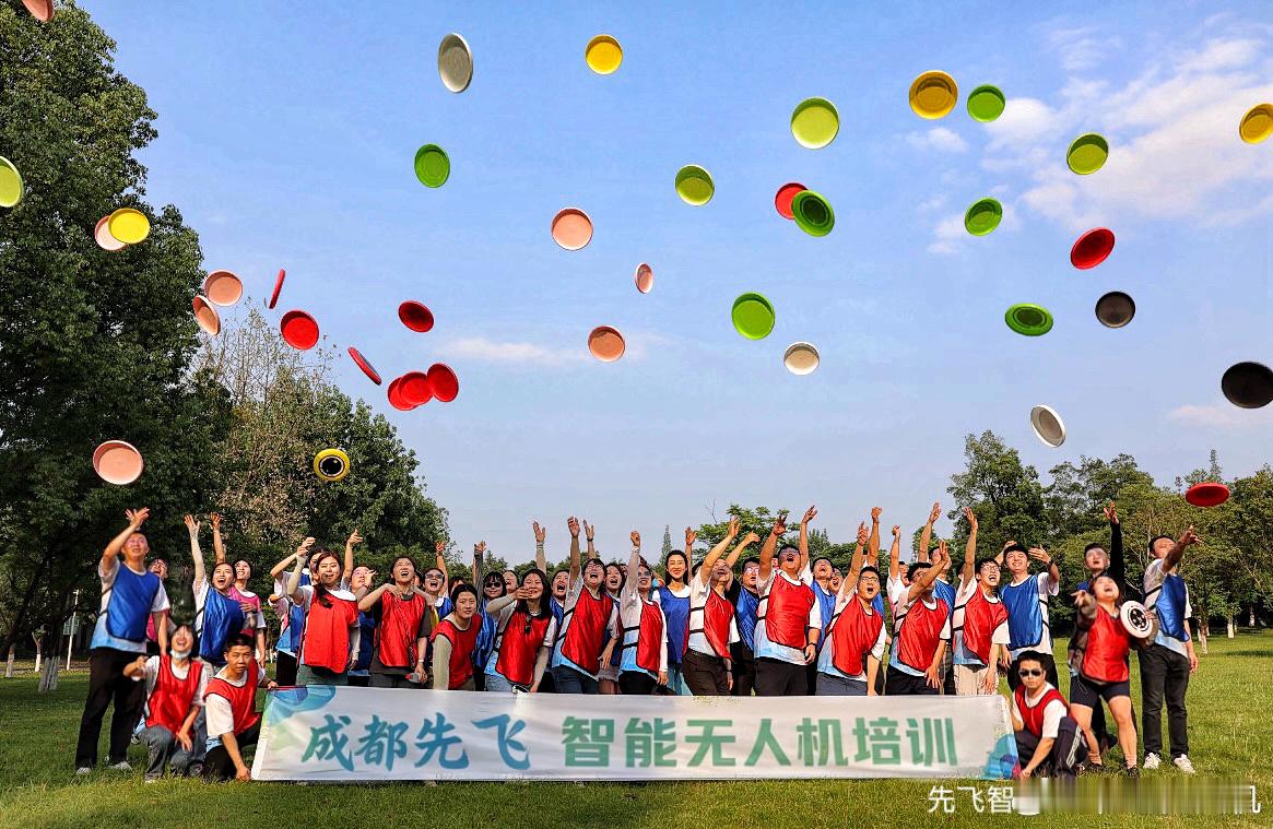 成都无人机 CAAC 考证｜学员分享在四川先飞智能无人机培训的学习日常✨

很多成都小伙伴私信问我学习无人机考 CAAC 执照的经历，整理了这段时间在四川先飞智能无人机培训学习的真实感受，给打算入行的朋友参考。

一直对航拍感兴趣，之前只是玩消费级无人机，后来了解经营性航拍作业需要持有 CAAC 无人 ​
