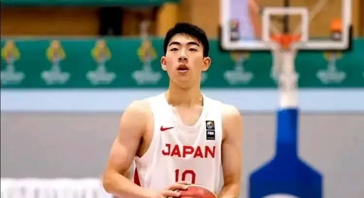 日本男篮华裔新星！21岁川岛悠翔效力NCAA西雅图大学，成日本未来核心
 
日本男篮队内的华裔球员川岛悠翔，是这支队伍新生代的希望之星。这名21岁的前锋，本赛季正在NCAA西雅图大学征战，持续在美国体系下打磨球技。
 
川岛悠翔出生于日本群马县，父母来自山东，身高2米，场上司职大前锋。早在青年赛事阶