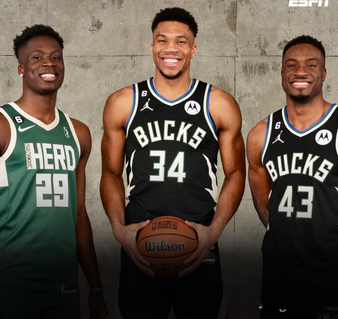 热火不让带家属！美媒：萨纳西斯‑阿德托昆博告别NBA，正式转战希腊本土联赛，无法再追随字母哥！
据欧洲媒体Eurohoops报道，萨纳西斯·阿德托昆博（字母哥哥）正式结束自己的NBA生涯，与希腊阿里斯塞萨洛尼基俱乐部签下一份2+1形式的合同，第三年为球队选项，重返祖国征战希腊联赛以及欧协杯赛事。
