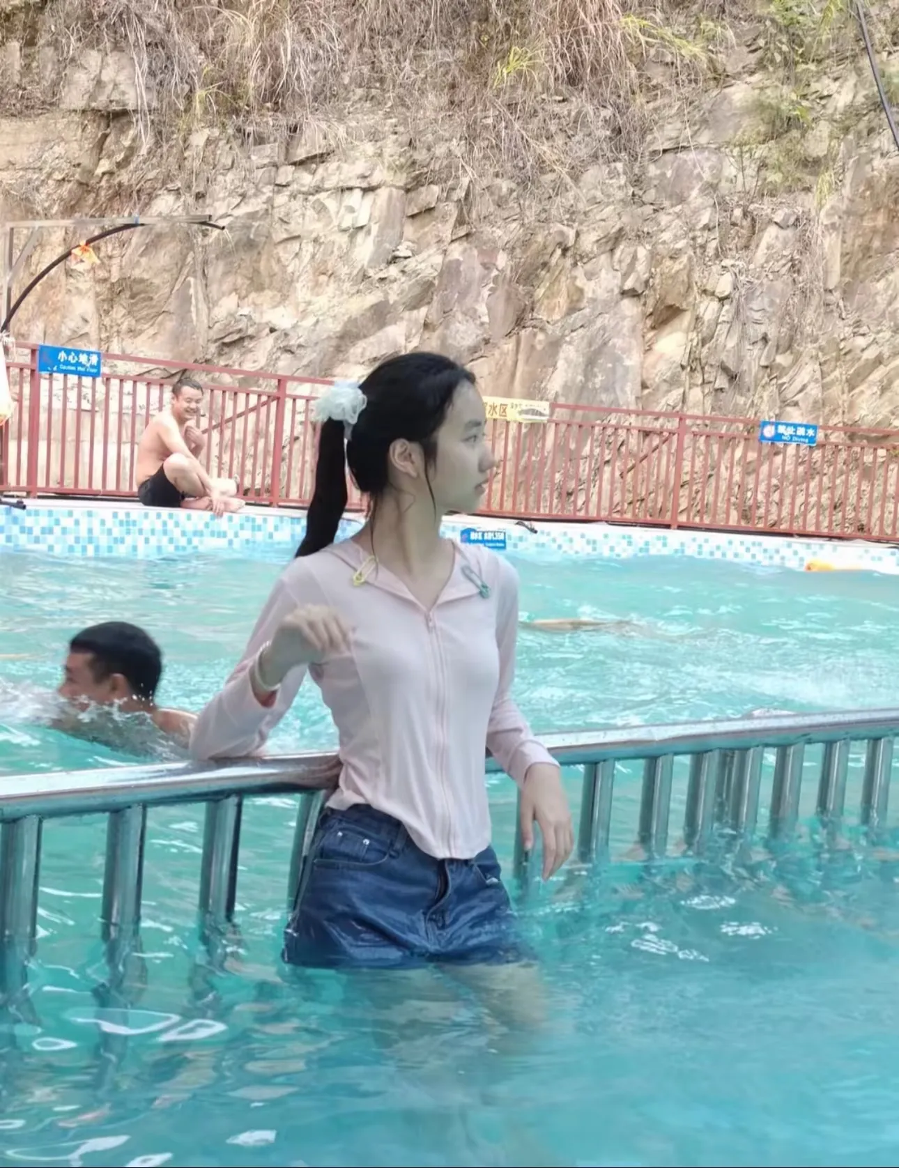 小姐姐在泳池边好绝！浅粉色上衣温柔又特别，配牛仔短裤，随性中带点小俏皮...