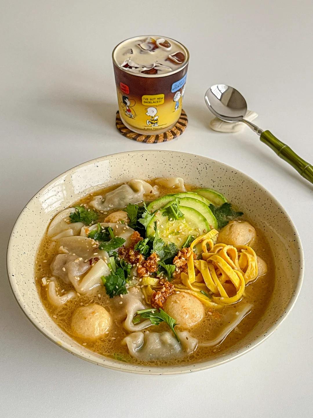 幸福感一人食🥣沙茶鱼丸水饺🥟橙汁美式🍊